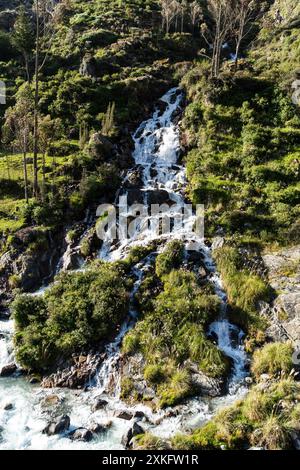 Riesiger Wasserfall auf einer Wanderung Stockfoto