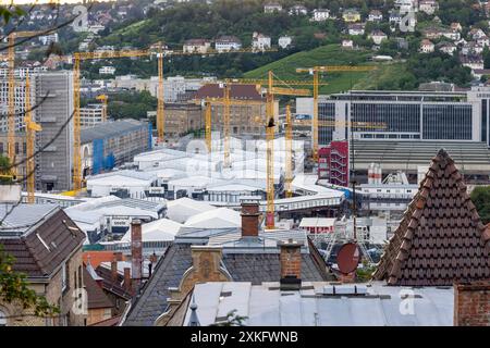 Baustelle Stuttgart 21, neuer Hauptbahnhof. Bonatzbaubau mit Bahnhofsturm. // 21.07.2024: Stuttgart, Baden-Württemberg, Deutschland, Europa *** Konstr Stockfoto