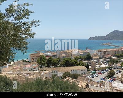 Panoramische Ansichten der Küste von Altea mit dem Berg Morro de Toix, Alicante, Spanien. Stockfoto