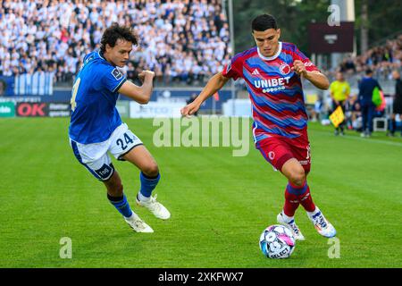 Lyngby, Dänemark. Juli 2024. Mohamed Elyounoussi (10) vom FC Kopenhagen und Tobias Storm (24) von Lyngby Boldklub während des dänischen 3F Superliga-Spiels zwischen Lyngby BK und FC Kopenhagen im Lyngby Stadion in Lyngby. Quelle: Gonzales Photo/Alamy Live News Stockfoto