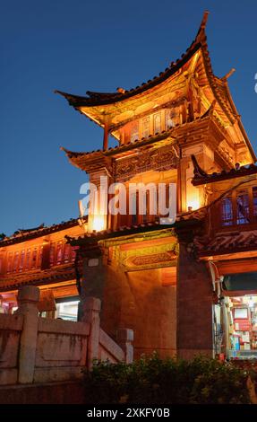 Nachtblick auf das traditionelle chinesische Holzgebäude in Lijiang Stockfoto