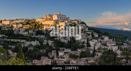 Ein breites 2:1-Panoramabild eines Abends bei Sonnenuntergang in Gordes, einer Gemeinde und einem Dorf im französischen Departement Vaucluse. Gordes ist ein charmin Stockfoto