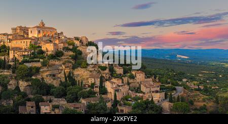 Ein 2:1-Panoramabild eines Abends bei Sonnenuntergang in Gordes, einer Gemeinde und einem Dorf im französischen Departement Vaucluse. Gordes ist ein charmanter Schlepptau Stockfoto