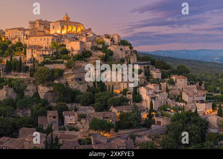 Ein Abend bei Sonnenuntergang in Gordes, einer Gemeinde und einem Dorf im französischen Departement Vaucluse. Gordes ist eine charmante Stadt in der Provence, Locate Stockfoto