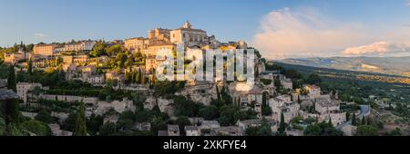 Ein breites 3:1 Panoramabild eines Abends bei Sonnenuntergang in Gordes, einer Gemeinde und einem Dorf im französischen Departement Vaucluse. Gordes ist ein charmin Stockfoto