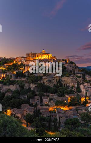 Ein vertikales Bild von einem Sommerabend bei Sonnenuntergang in Gordes, einer Gemeinde und einem Dorf im französischen Departement Vaucluse. Gordes ist ein charmanter Stockfoto