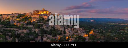 Ein breites 3:1 Panoramabild eines Abends bei Sonnenuntergang in Gordes, einer Gemeinde und einem Dorf im französischen Departement Vaucluse. Gordes ist ein charmin Stockfoto