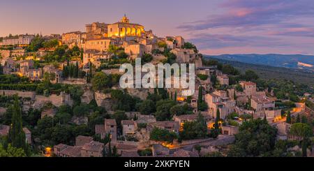 Ein breites 2:1-Panoramabild eines Abends bei Sonnenuntergang in Gordes, einer Gemeinde und einem Dorf im französischen Departement Vaucluse. Gordes ist ein charmin Stockfoto