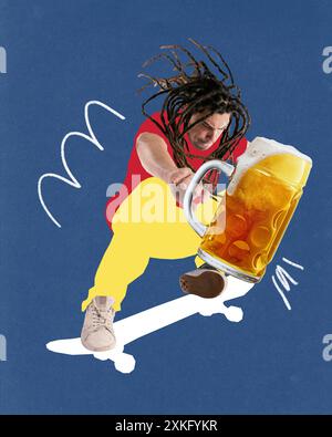Poster. Zeitgenössische Kunstcollage. Junger Mann, Skateboarder, der in Bewegung einen Ollie-Trick macht und ein Glas kaltes Craft-Bier hält. Flippiges Kunstwerk. Stockfoto