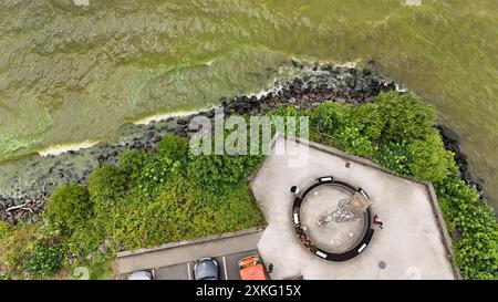 Allgemeine Ansichten von Blaualgenkonzentrationen am Ufer des Lough Neagh in Co Antrim. Bilddatum: Dienstag, 23. Juli 2024. Stockfoto