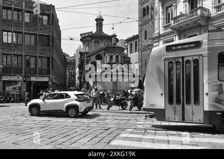 S&W. Eine Straßenbahn fährt in die Via Giuseppe Mazzini, vor der mittelalterlichen Kirche Santa Maria presso San Satiro, Mailand, Lombardei, Italien Stockfoto