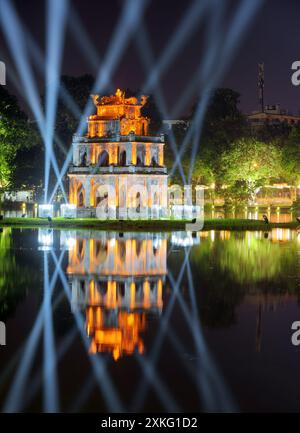 Nächtlicher Blick auf den Turtle Tower am Hoan Kiem See in Hanoi Stockfoto