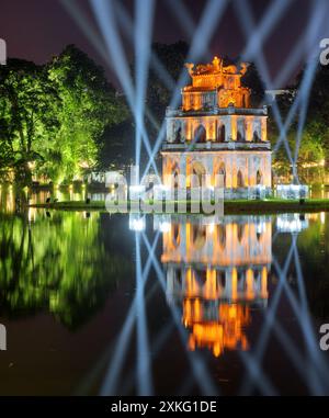 Nächtlicher Blick auf den Turtle Tower am Hoan Kiem Lake, Hanoi Stockfoto