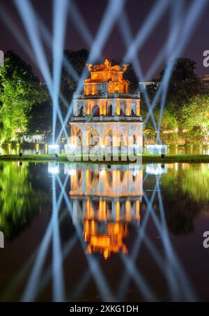 Nächtlicher Blick auf den Turtle Tower am Hoan Kiem Lake. Hanoi Stockfoto