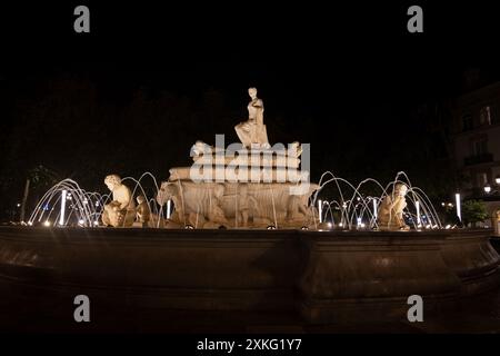 Stadt Sevilla, Spanien, Fuente de Hispalis Brunnen, beleuchtet bei Nacht auf dem Puerta de Jerez Platz, erbaut für die Ibero-amerikanische Ausstellung im Jahr 1929. Stockfoto