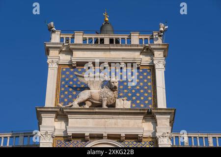 Geflügelter Markuslöwe mit offenem Buch und Sternenhimmel hinter dem Uhrenturm von Venedig - Torre dell'Orologio, Wahrzeichen der Renaissance aus dem 15. Jahrhundert Stockfoto