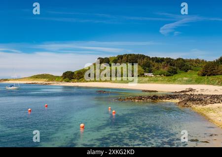 Blick über klares Wasser zum Fisherman's Beach vom Hafen auf der Insel Herm, Guernsey, Kanalinseln, Großbritannien, Europa Stockfoto