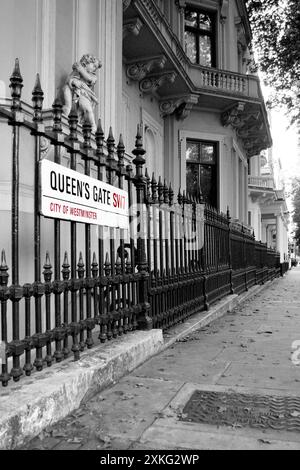 Farbige Straßenplatte von Queen's Gate in London auf schwarz-weißem Hintergrund. Stockfoto