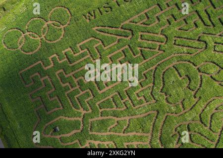 Ein Blick auf Wistow Maze in Leicestershire, inspiriert von der Heptathlete Katarina Johnson-Thompson und in Form eines Speerwerfers, vor den Olympischen Spielen in Paris. Die Eröffnungszeremonie der Olympischen Spiele 2024 in Paris findet am Freitag, den 26. Juli, an der seine statt. Bilddatum: Dienstag, 23. Juli 2024. Stockfoto