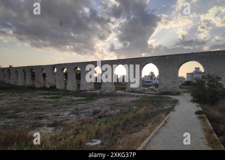 Kamares Aquädukt, auch bekannt als Bekir Pasha Aquädukt, ist ein Aquädukt aus dem Jahr 1747 in Larnaca, Zypern. Stockfoto