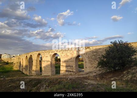 Kamares Aquädukt, auch bekannt als Bekir Pasha Aquädukt, ist ein Aquädukt aus dem Jahr 1747 in Larnaca, Zypern. Stockfoto