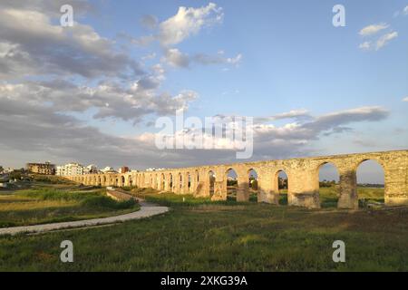 Kamares Aquädukt, auch bekannt als Bekir Pasha Aquädukt, ist ein Aquädukt aus dem Jahr 1747 in Larnaca, Zypern. Stockfoto