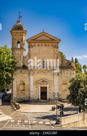 Ein Blick auf das antike mittelalterliche Dorf Casperia in der Provinz Rieti, Italien. Die alten Stein- und Ziegelgebäude und Kopfsteinpflasterstraßen. Stockfoto