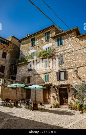 Ein Blick auf das antike mittelalterliche Dorf Casperia in der Provinz Rieti, Italien. Die alten Stein- und Ziegelgebäude und Kopfsteinpflasterstraßen. Stockfoto