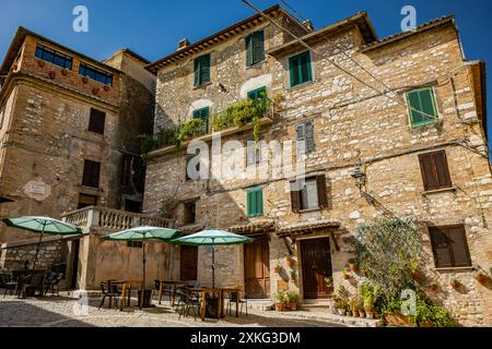 Ein Blick auf das antike mittelalterliche Dorf Casperia in der Provinz Rieti, Italien. Die alten Stein- und Ziegelgebäude und Kopfsteinpflasterstraßen. Stockfoto