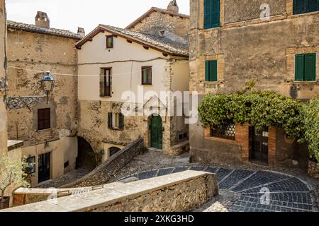 Ein Blick auf das antike mittelalterliche Dorf Casperia in der Provinz Rieti, Italien. Die alten Stein- und Ziegelgebäude und Kopfsteinpflasterstraßen. Stockfoto