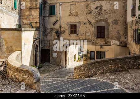 Ein Blick auf das antike mittelalterliche Dorf Casperia in der Provinz Rieti, Italien. Die alten Stein- und Ziegelgebäude und Kopfsteinpflasterstraßen. Stockfoto