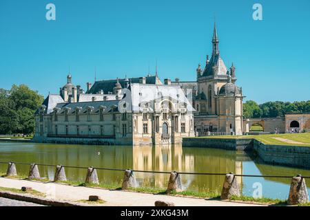 Château de chantilly avec ses jardin et ses statues extérieures Stockfoto