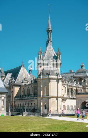 Château de chantilly avec ses jardin et ses statues extérieures Stockfoto