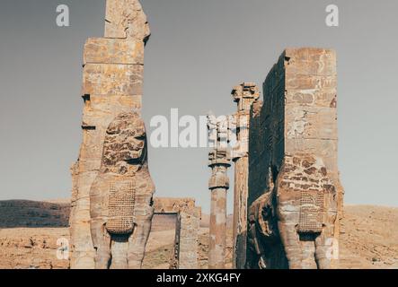 Steinstatuen von zwei Lamassu-Kreaturen in Persepolis, der alten persischen Hauptstadt aus dem Jahr 500 v. Chr., im Nordosten von Shiraz, Iran Stockfoto