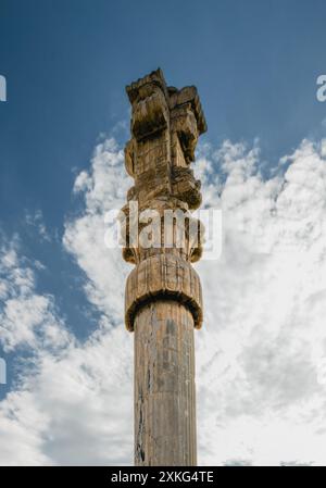 Einzelne hohe Säule vor dem blauen Himmel in Persepolis, der alten persischen Hauptstadt aus dem Jahr 500 v. Chr., im Nordosten von Shiraz, Iran Stockfoto