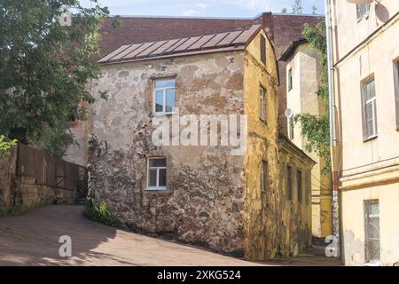 Mittelalterliches Wohnhaus aus dem 16. Jahrhundert, erhalten in städtischen Gebieten Stockfoto