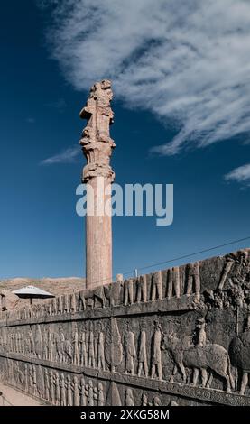 Antike Säulen- und Wandrelieftafel in Persepolis, der persischen Hauptstadt aus der Zeit um 500 v. Chr. und UNESCO-Weltkulturerbe in der Nähe von Shiraz, Iran Stockfoto