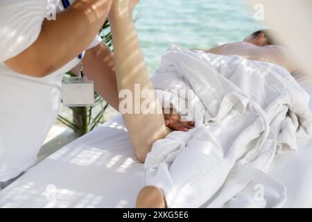 Frau hat Fußmassage im Spa am Strand Stockfoto