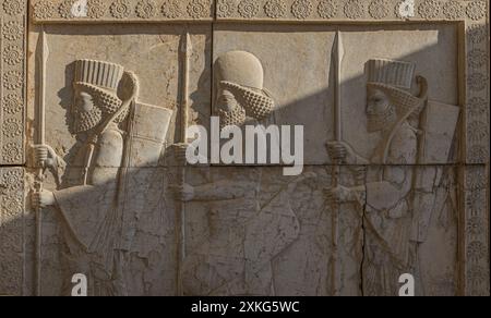 BAS-Reliefschnitzereien geprägter Soldaten in Persepolis, der alten persischen Hauptstadt aus dem Jahr 500 v. Chr., im Nordosten von Shiraz, Iran Stockfoto