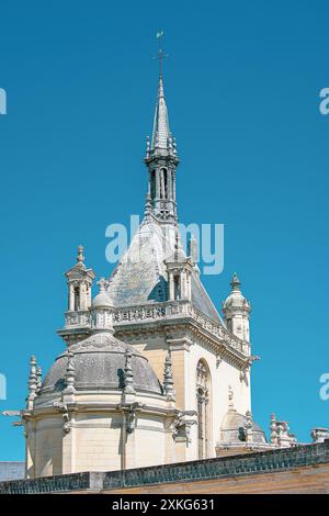 Château de chantilly avec ses jardin et ses statues extérieures Stockfoto