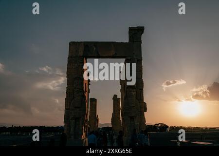 Steinstatuen von zwei Lamassu-Kreaturen in Persepolis, der alten persischen Hauptstadt aus dem Jahr 500 v. Chr., im Nordosten von Shiraz, Iran Stockfoto