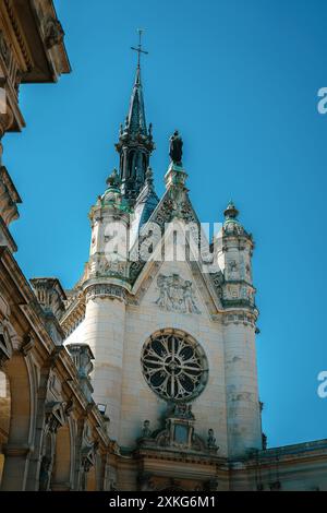 Château de chantilly avec ses jardin et ses statues extérieures Stockfoto