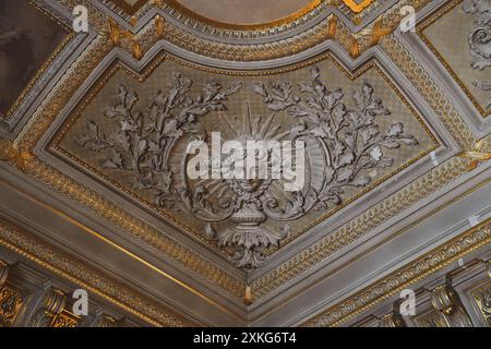 Château de chantilly avec ses jardin et ses statues extérieures Stockfoto