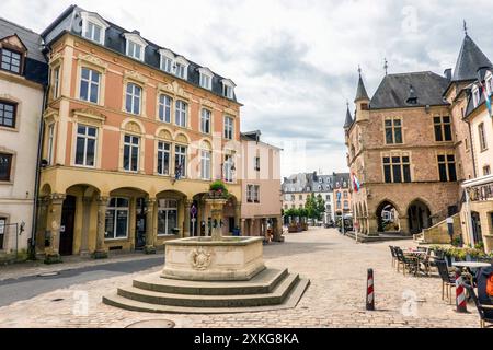 Stadtblick mit Brunnen und Hofgebäude Denzelt, Luxemburg, Echternach Stockfoto