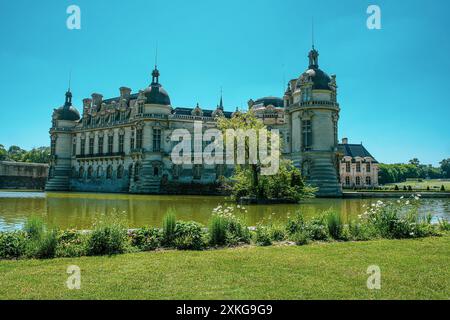 Château de chantilly avec ses jardin et ses statues extérieures Stockfoto