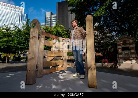 London, Großbritannien. 23. Juni 2024. „Kissing Gate“ von Maya Rose Edwards am Aldgate Square anlässlich der 13. Ausgabe von Sculpture in the City, einer jährlichen kostenlosen Freiluftausstellung zeitgenössischer öffentlicher Kunstwerke in der Square Mile. 17 Kunstwerke von 15 Künstlern, die neben bekannten Sehenswürdigkeiten wie dem Gherkin und dem Cheesegrater platziert wurden, sowie neue historische Räume mit der Gegend können vom 24. Juli 2024 bis zum Frühjahr 2025 besichtigt werden. Quelle: Stephen Chung / Alamy Live News Stockfoto