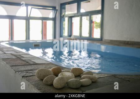 Hallenbad mit kaltem Wasser im Spa-Center Stockfoto