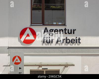 Schild der Agentur für Arbeit an der Gebäudewand. Regierungsdienst und Hilfe für Arbeitslose. Suche nach einem neuen Job. Stockfoto