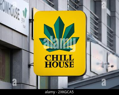 Chillhouse-Logo-Schild des Headshops. Das Einzelhandelsgeschäft verkauft Produkte, die für den Konsum von Cannabis und Tabak verwendet werden. Werbung für Hanfblätter. Stockfoto