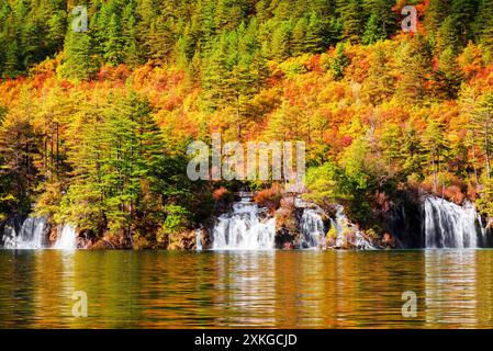 Wunderschöner Blick auf Wasserfälle und See mit kristallklarem Wasser Stockfoto